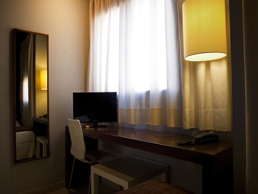 Hostal Badaloni Badalona Cameră foto